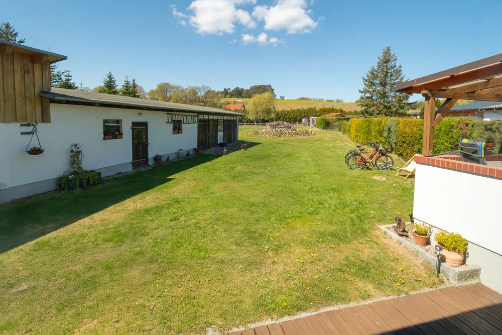 Großer Garten mit Leihfahrrädern am Ferienhaus Anna