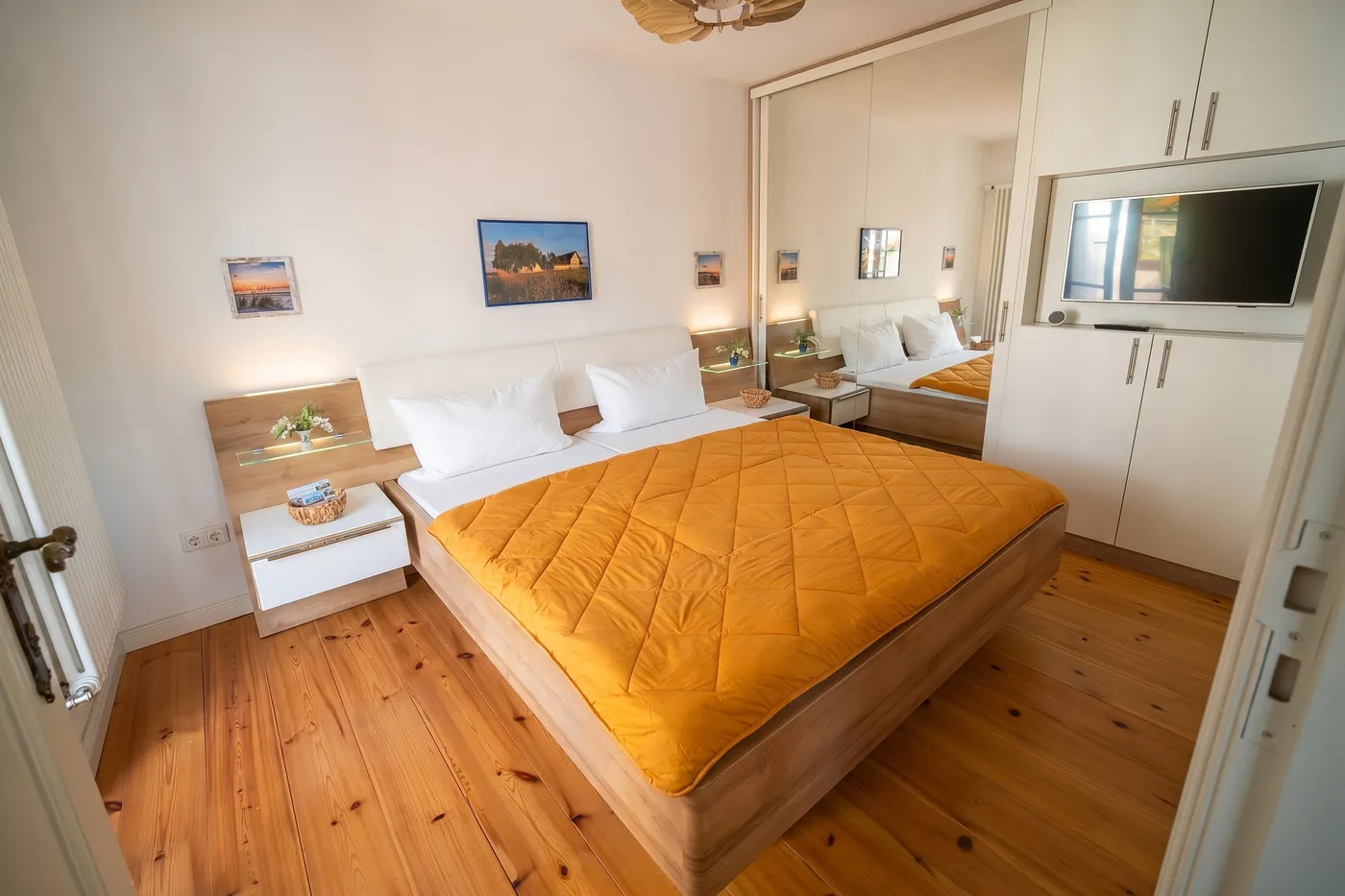 Schlafzimmer mit Gartenzugang in Wohnung 1