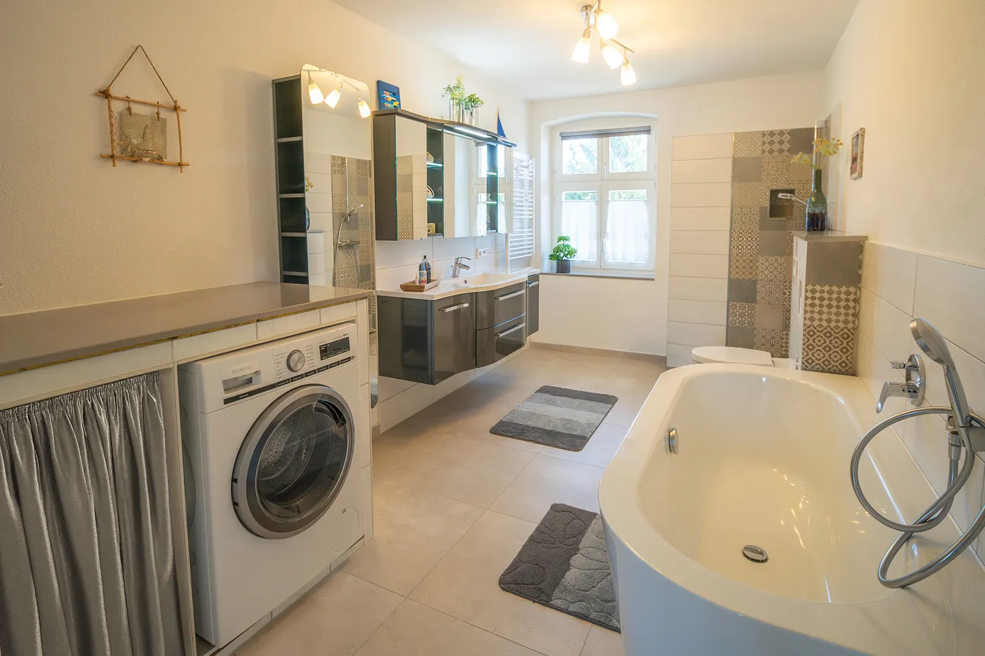 Helles Bad mit Dusche und Badewanne in Wohnung 1