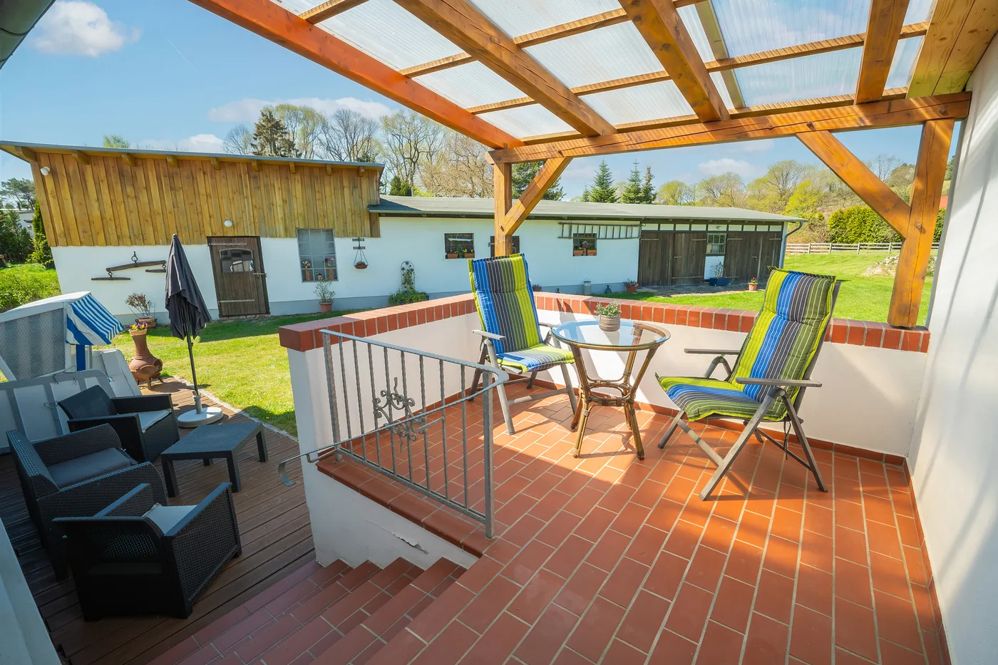Sonnige Terrasse der Wohnung 1